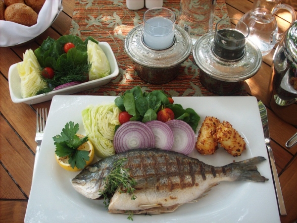Balık ve rakı eşliğinde Türkiye'de gidebileceğiniz en iyi restoran ve mekanlar.