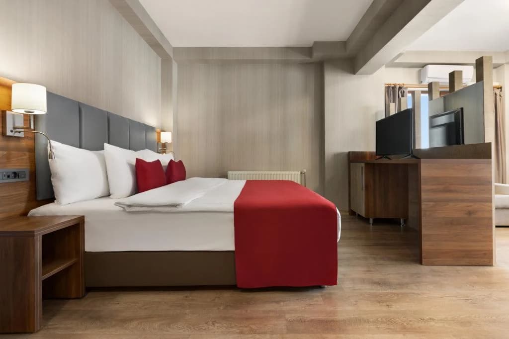 Ramada By Wyndham Van -18