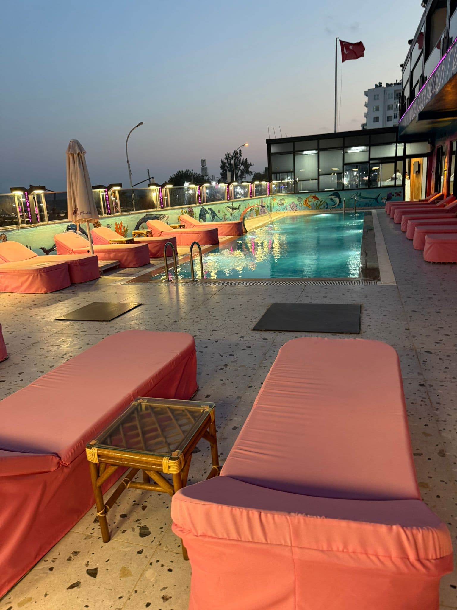 Vice City Beach Otel-5