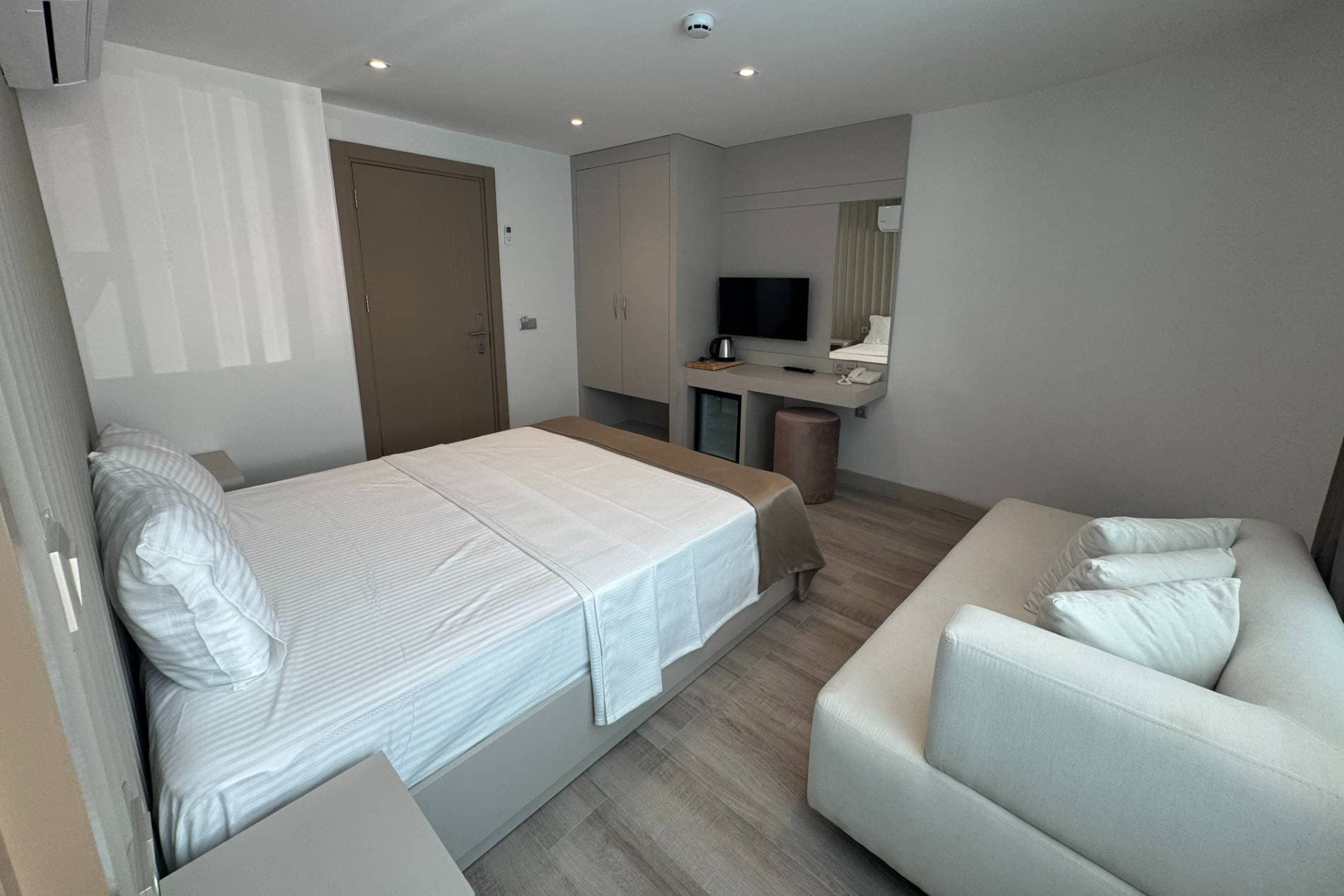 Mad Inn Lara-11