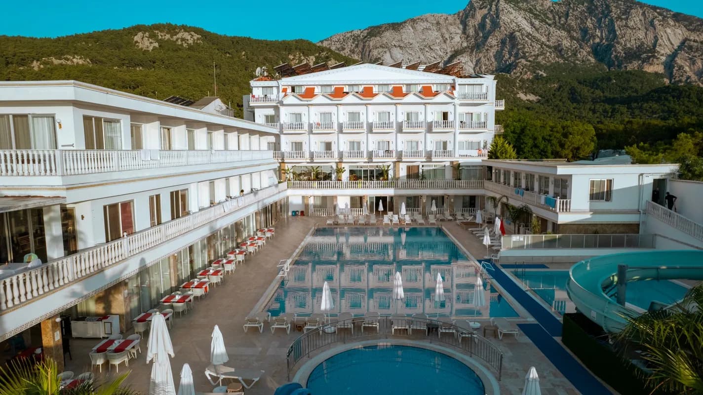 SL La Perla Hotel-0