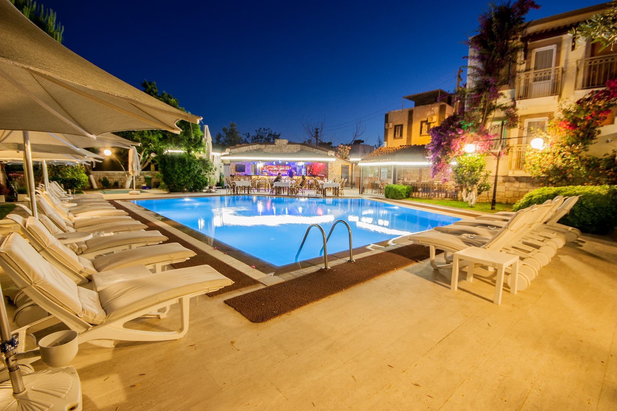 Moonshine Hotel Suites-12