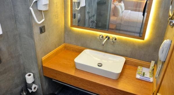 Kara Manzaralı Standart Oda 3