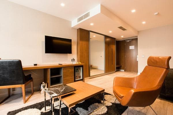 Suite Room	 4