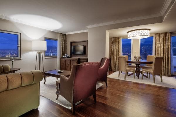Executive Deluxe Suite 3