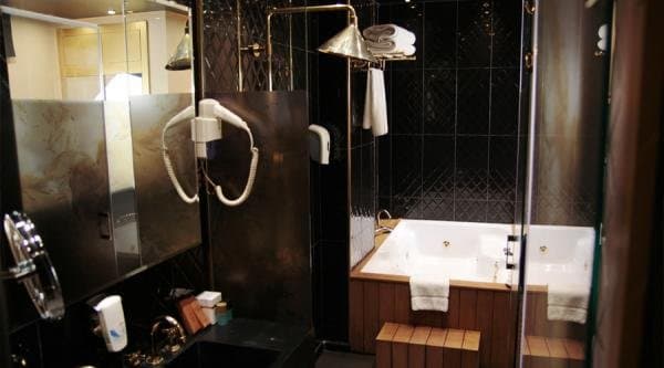 Sea View Premium Suite with Jacuzzi 4