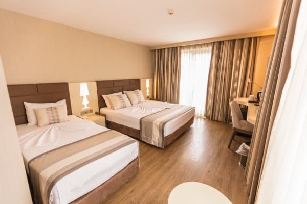 Kara Manzaralı Triple Oda 1