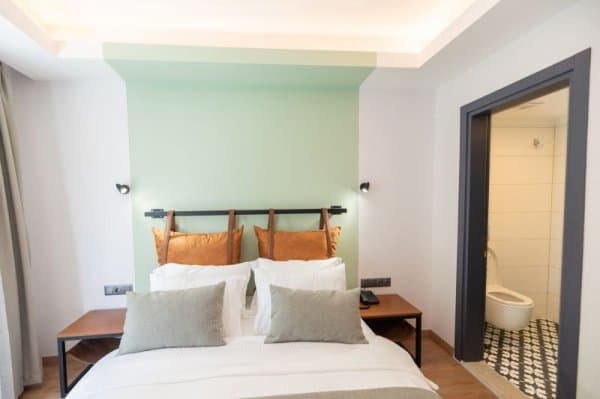 Standart Kara Manzaralı Oda 1