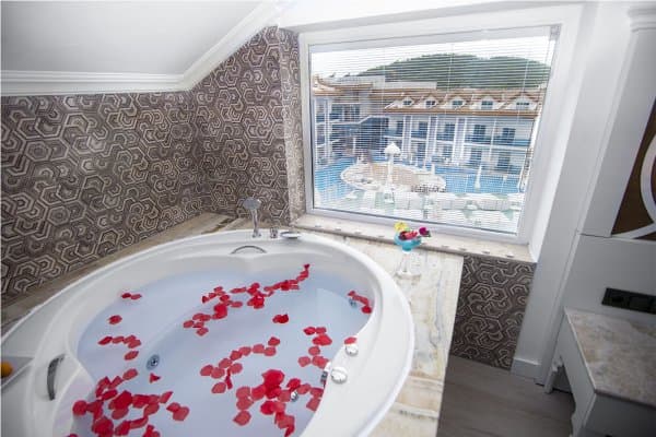 Deluxe Room with Jacuzzi 3