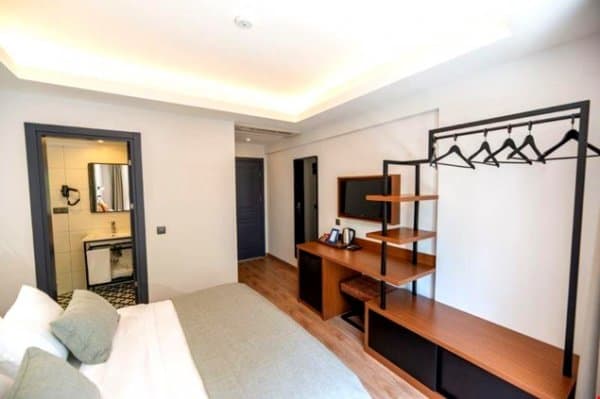 Standart Kara Manzaralı Oda 3