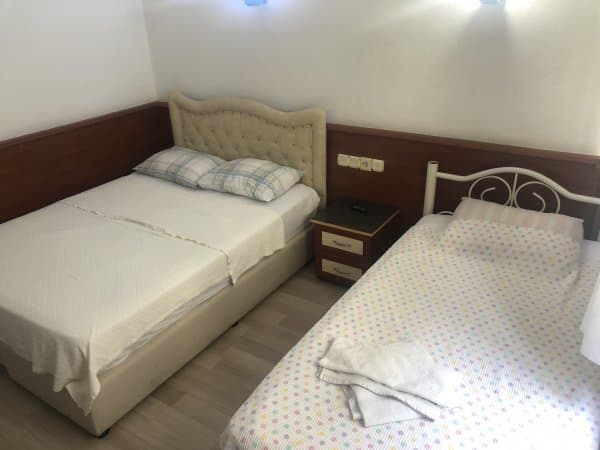 Üç Kişilik Deniz Manzaralı Oda 1