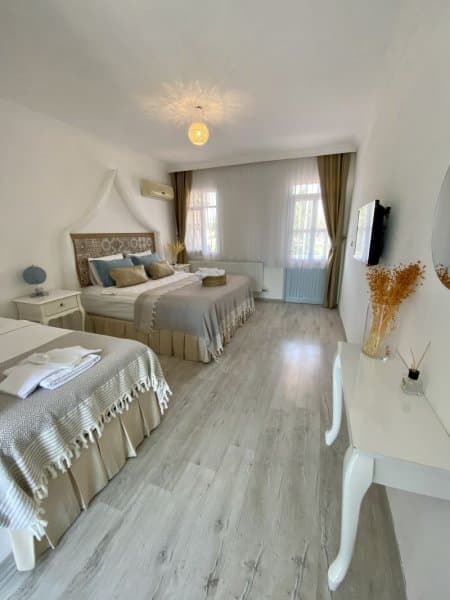Üç Kişilik Dağ Manzaralı Oda 3