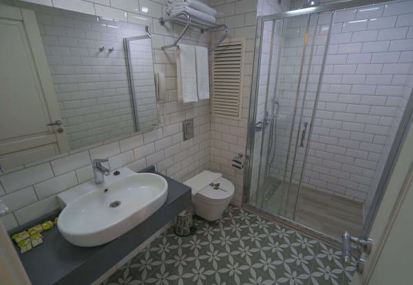 Kara Manzaralı Standart Oda 3