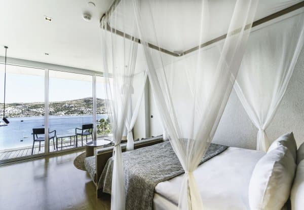 Deluxe Room	 1