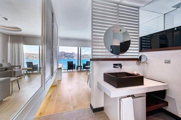 Deluxe King Suite 4