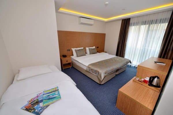 Zemin Kat Havuz Manzaralı Üç Kişilik Oda 3