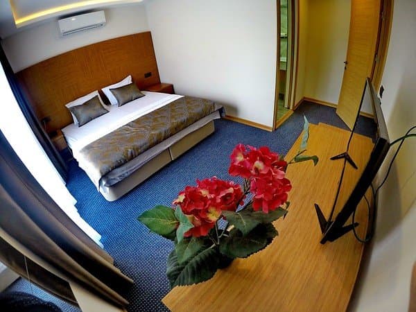 Standart İki kişilik Cadde Manzaralı Balkonlu Oda 3