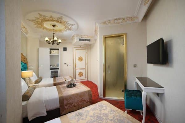 Üç Kişilik Oda- Cadde Manzaralı	 1