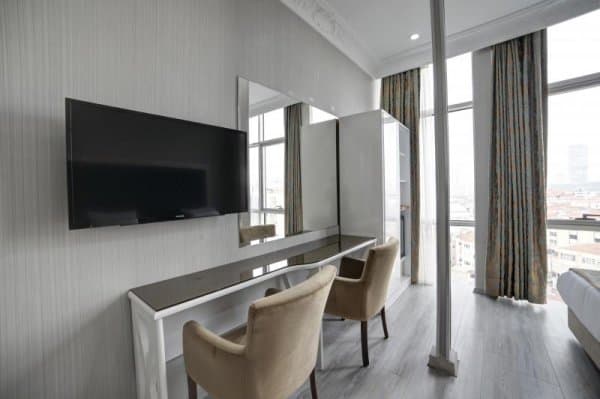 Üç Kişilik Oda- Cadde Manzaralı	 2