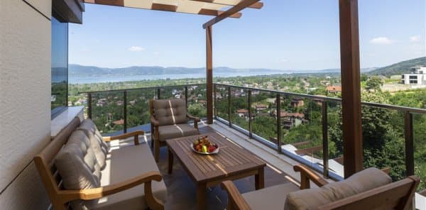 Premium Deluxe Teras Oda Göl Manzaralı 3