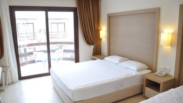 Standart Kara Manzaralı Oda 1