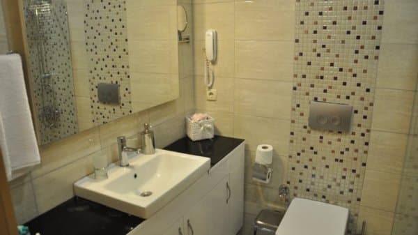 Standart Kara Manzaralı Oda 4