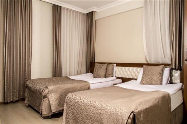 Üç Kişilik Kara Manzaralı Oda 1