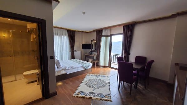 Mutfaklı Çift Kişilik Göl Manzaralı Oda 1