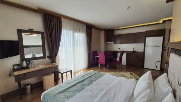 Mutfaklı Çift Kişilik Göl Manzaralı Oda 3