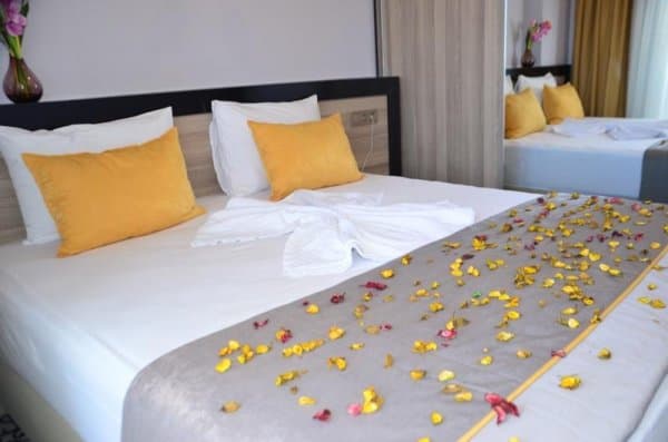 Standart Oda Yandan Deniz veya Havuz Manzaralı 1