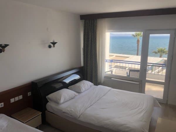 Balkonlu Şehir Manzaralı Üç Kişilik Oda 2