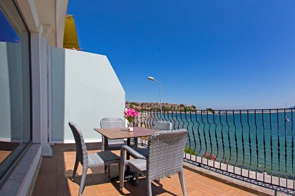 Triple Deniz Manzaralı Oda 2