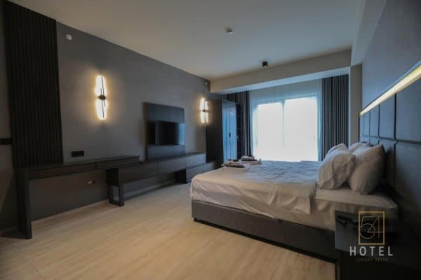 Deluxe King Suite	 1