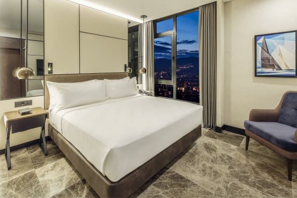 Corner Suite King Highway View	 1