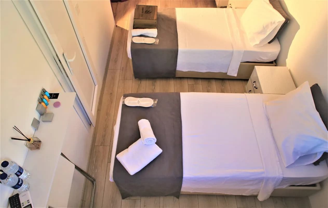 Triple, Sokak Manzaralı 4