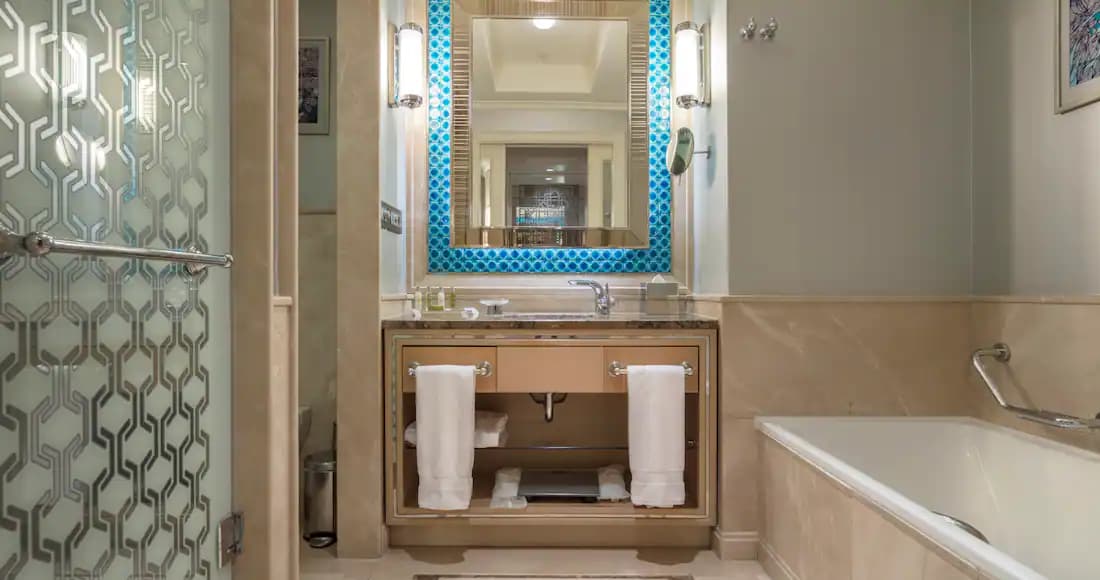 Queen Guest Room	 4