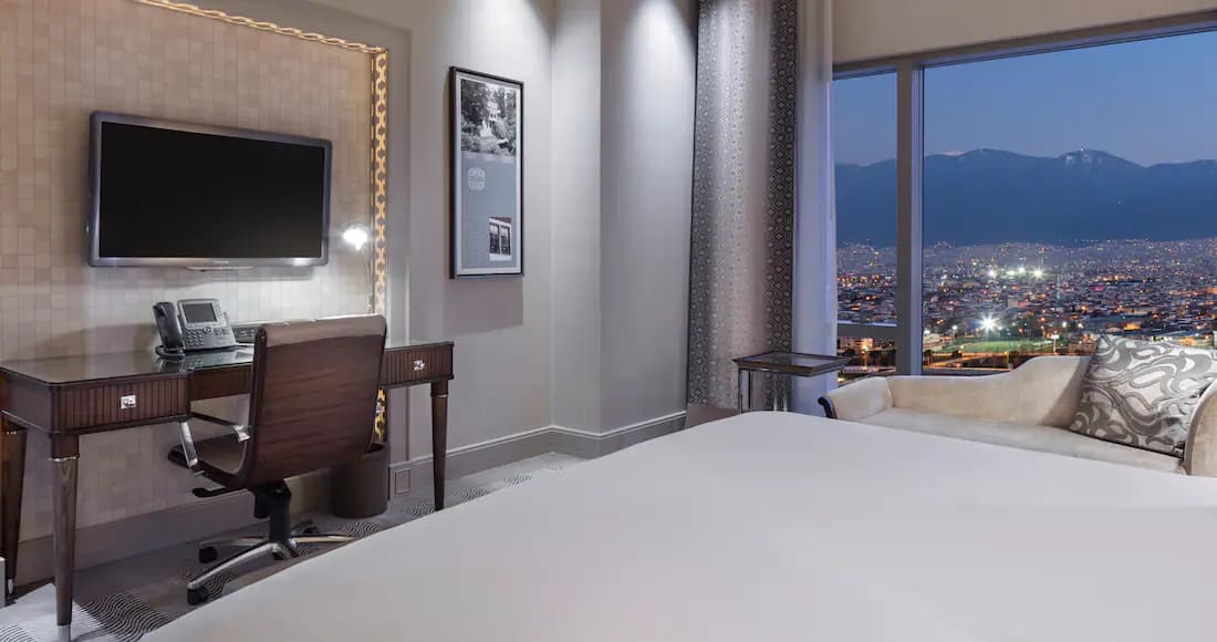 Queen Guest Room	 2