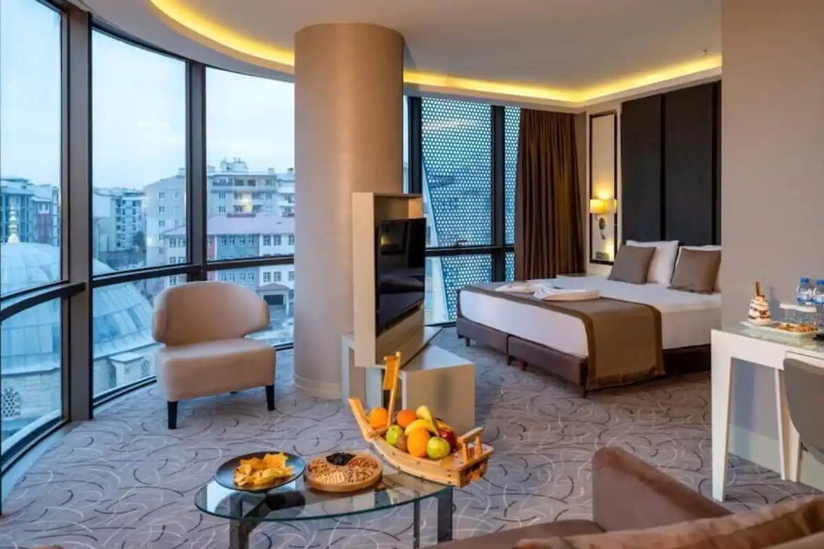 Deluxe Corner Room 1