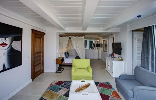 Deniz Manzaralı Balayı Odası 4