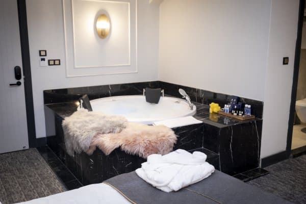 Zone Luxury Şömineli ve Jakuzili Oda 3