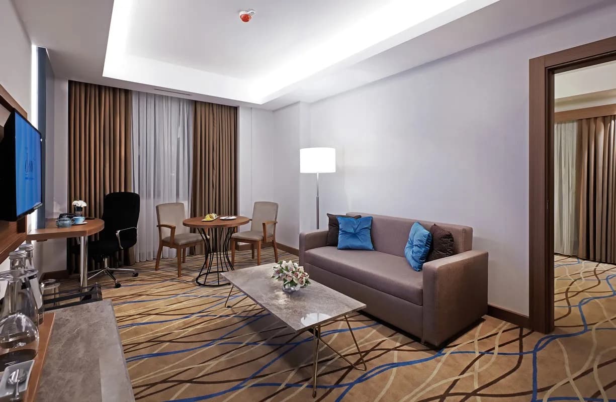 Corner Suite King Room City View 1