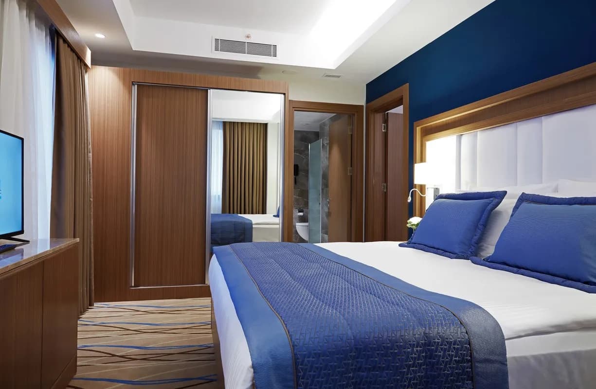 Corner Suite King Room City View 2