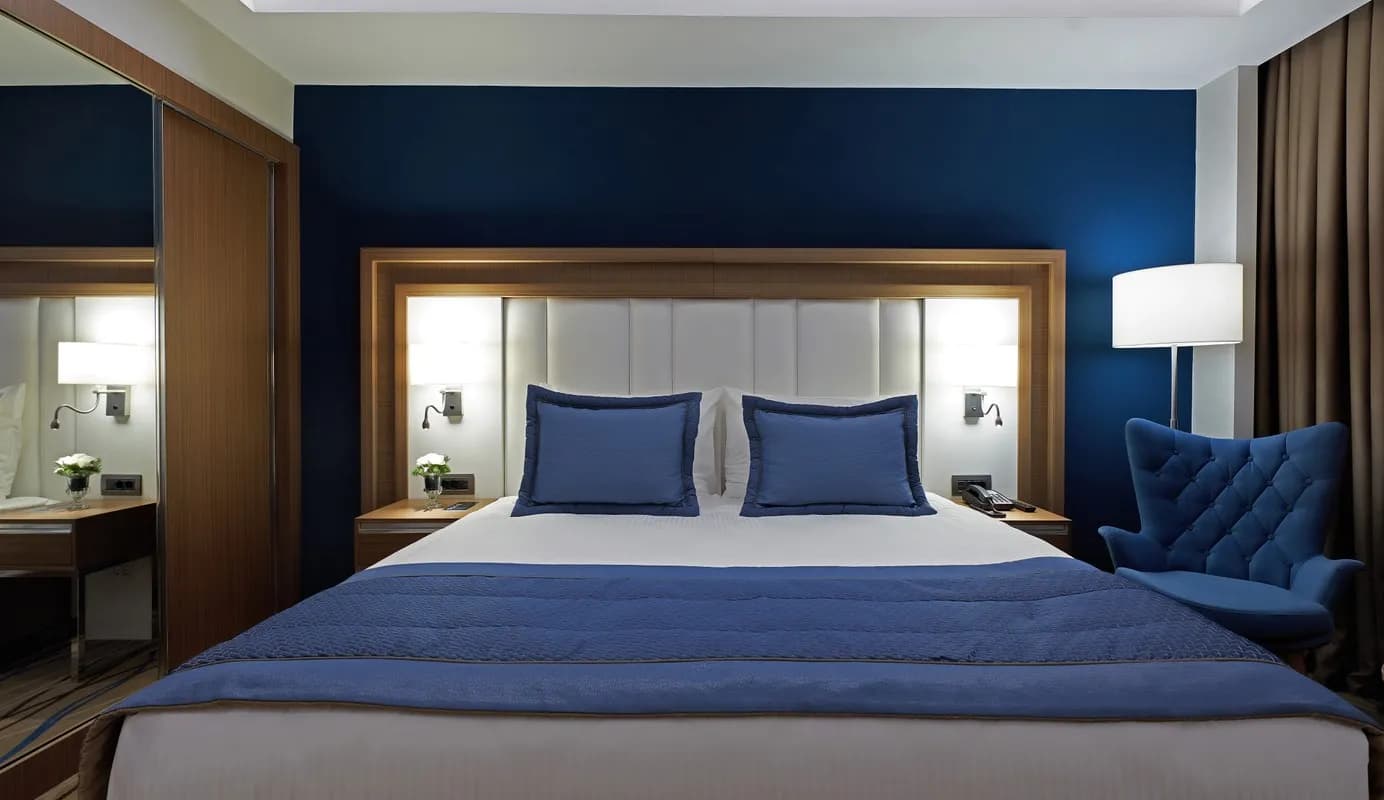 Corner Suite King Room City View 3