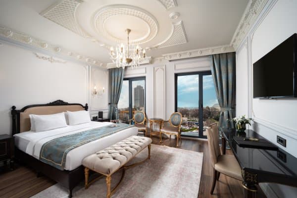 Superior King Room City View	 2