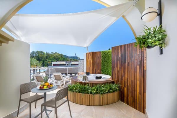 Teras Jakuzili Standart Oda 4