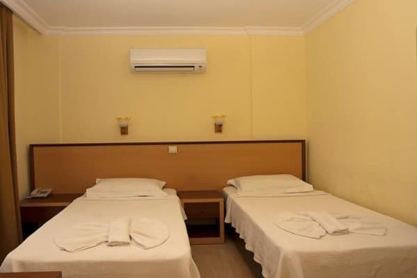 Triple Oda Kara veya Havuz Manzaralı, 2