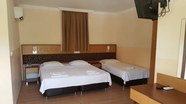 Triple Oda Kara veya Havuz Manzaralı, 1