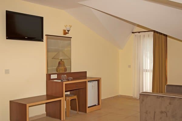 Triple Oda Kara veya Havuz Manzaralı, 3