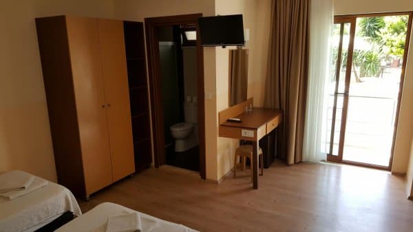 Standart Oda Kara veya Havuz Manzaralı 4