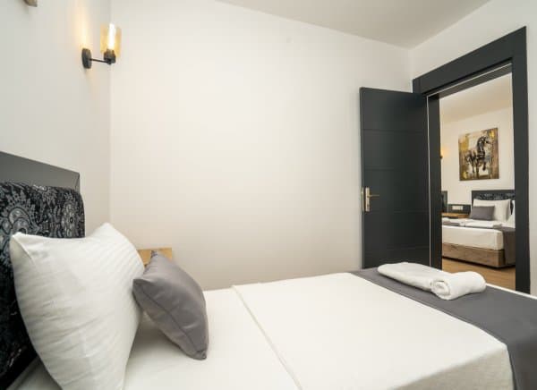 Aile Odası 1+1 Bahçe ve Havuz Manzaralı Balkonlu 1